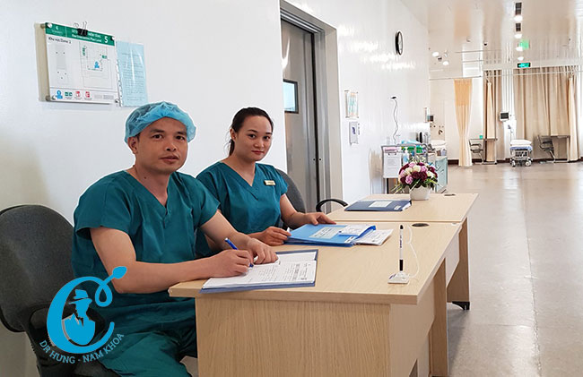 Bác sỹ nam khoa Bá Hưng và đồng nghiệp tại bệnh viện