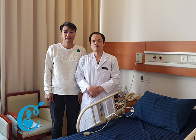 Bác sỹ nam khoa Nguyễn Bá Hưng và một bệnh nhân