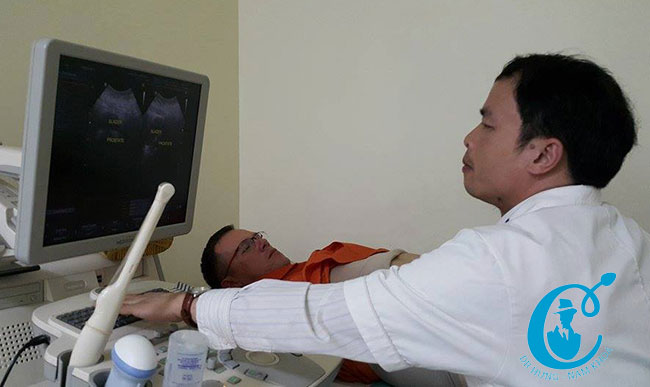 Bác sỹ nam khoa Nguyễn Bá Hưng khám cho một bệnh nhân ngoại quốc 