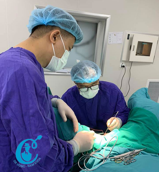 Bác sỹ nam khoa Dr Hưng trong một ca phẫu thuật cho bệnh nhân