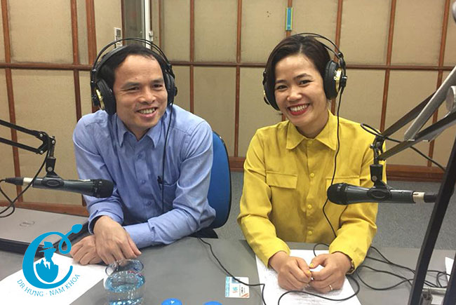 Bác sĩ Nguyễn Bá Hưng trong chương trình phát thanh chuyên biệt về giới tính và sức khỏe tại VOV