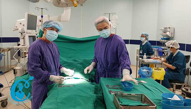 Bác sỹ Nguyễn Bá Hưng trong một ca phẫu thuật điều trị vô sinh nam